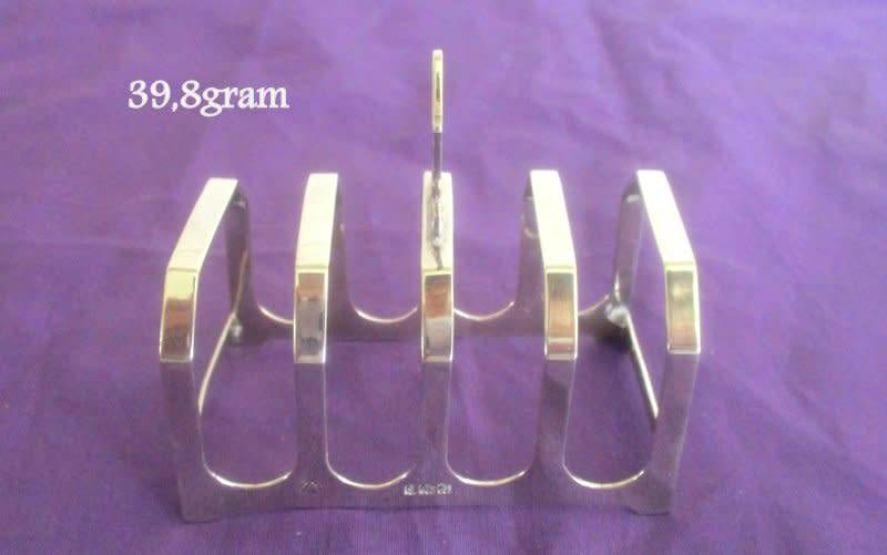 A  HALLMARKED SILVER TOAST RACK---39,8gram