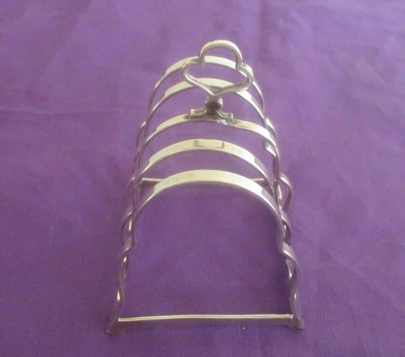 A HALLMARKED SILVER TOAST RACK (B) WEIGHT: 61,1 gram