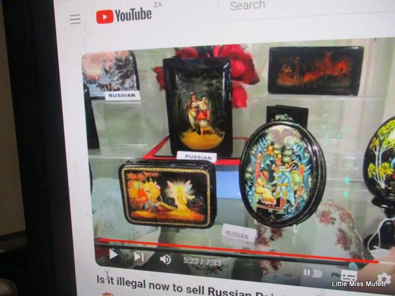 AN INTRICATE DETAILED HAND PAINTED RUSSIAN TRINKET BOX----SIGNED