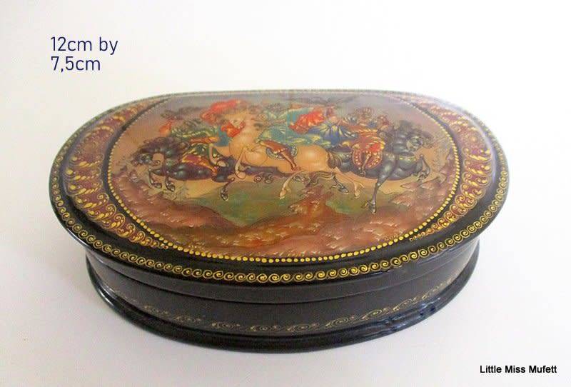 AN INTRICATE DETAILED HAND PAINTED RUSSIAN TRINKET BOX----SIGNED