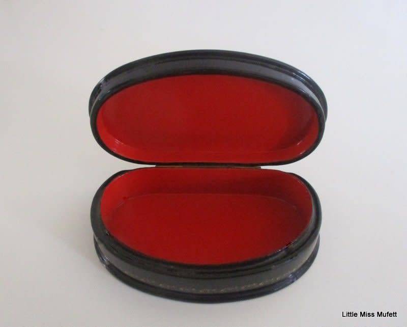 AN INTRICATE DETAILED HAND PAINTED RUSSIAN TRINKET BOX----SIGNED