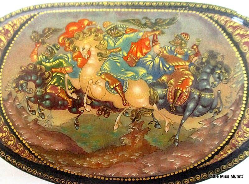 AN INTRICATE DETAILED HAND PAINTED RUSSIAN TRINKET BOX----SIGNED