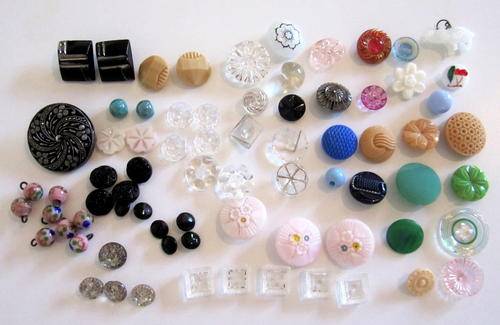 7 VENETIAN GLASS BUTTONS AND A  LOT OF OTHER VINTAGE GLASS BUTTONS