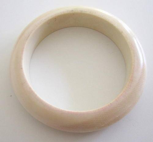 A VINTAGE GENUINE IVORY BANGLE.