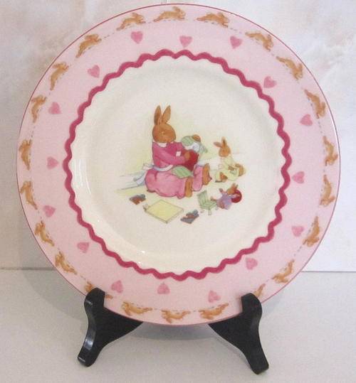A ROYAL DOULTON BUNNYKINS PLATE "SWEETHEARTS" 2004. (A)