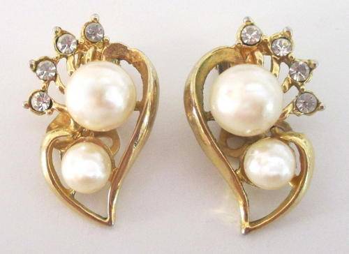 A PAIR OF VINTAGE EARRINGS