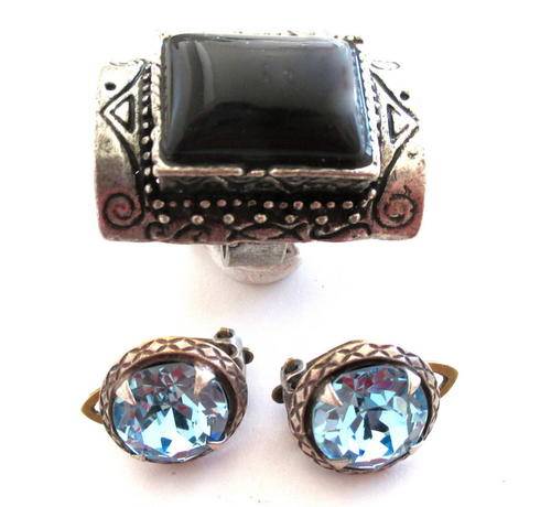 A LARGE COSTUME JEWELLERY RING AND A PAIR OF EARRINGS WITH BLUE STONES