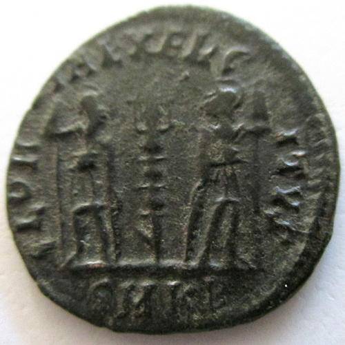 ANCIENT BRONZE COIN --CONSTANTINE-2 SOLDIERS HOLDING SPEARS AND 1 STANDARD - GUARANTEED AUTHENTIC