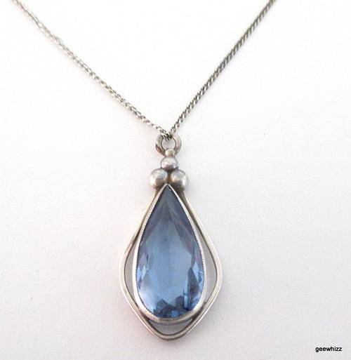 A SOLID SILVER PENDANT AND CHAIN
