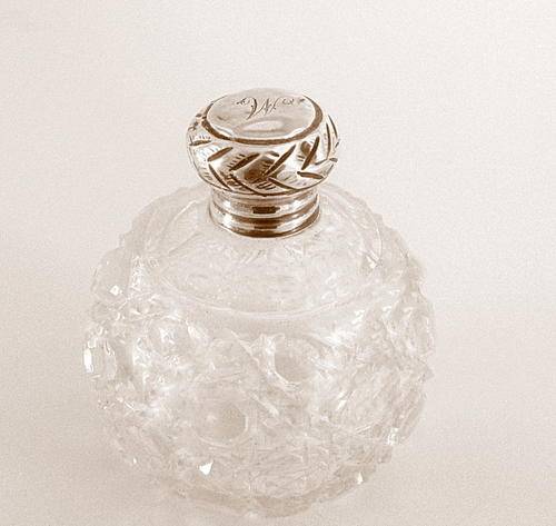 A CRYSTAL PERFUME BOTTLE WITH A HALLMARKED SILVER TOP---Read