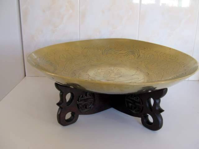A LARGE  BRASS CHINESE BOWL ON A WOODEN STAND