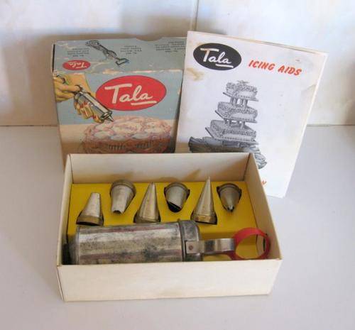 A VINTAGE ICING SET BOXED AND WITH ITS INSTRUCTIONS