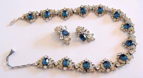 A VINTAGE COSTUME JEWELLERY NECKLACE AND EARRINGS