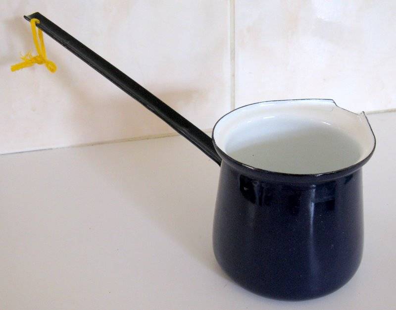 A BLUE VINTAGE ENAMEL POT/POURER---Note size