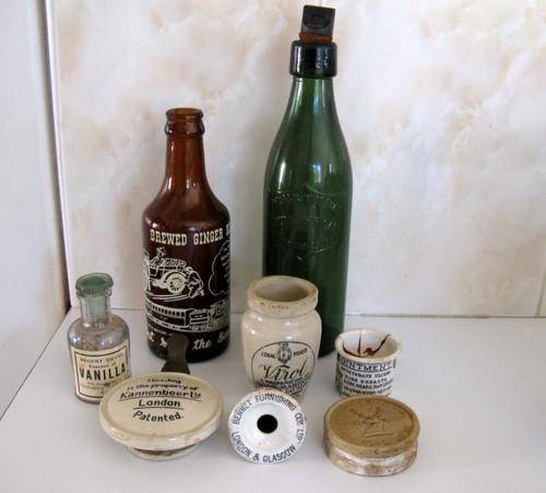 A LOT OF ANTIQUE AND VINTAGE BOTTLES,CAPS AND JARS