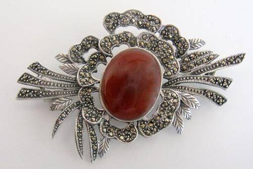 A BEAUTIFUL SILVER MARCASITE AND CARNELIAN BROOCH