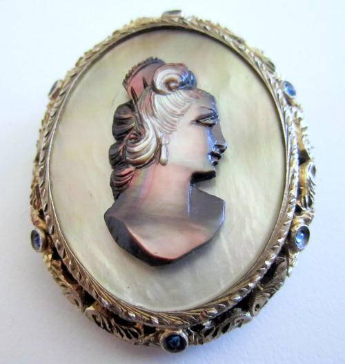 A VINTAGE PLATED SHELL/MOTHER OF PEARL CAMEO BROOCH/PENDANT--BUY NOW