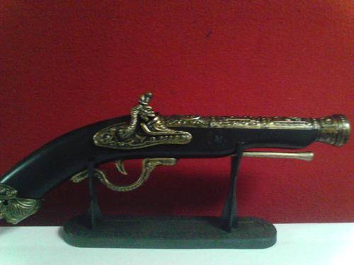 WOW WHAT A VINTAGE GUN DISPLAY FOR COLECTER !!!!!!!!!!