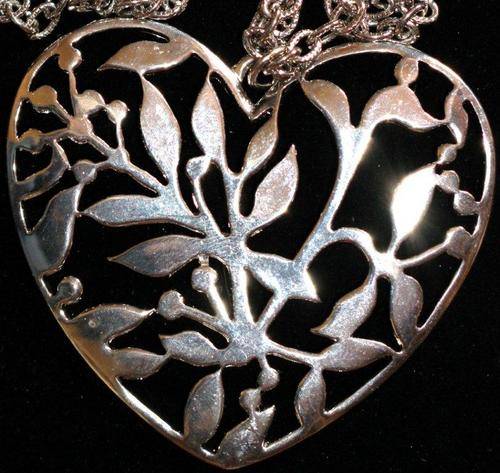HEART SHAPED PENDANT ON CHAIN - SILVERPLATED - VINTAGE