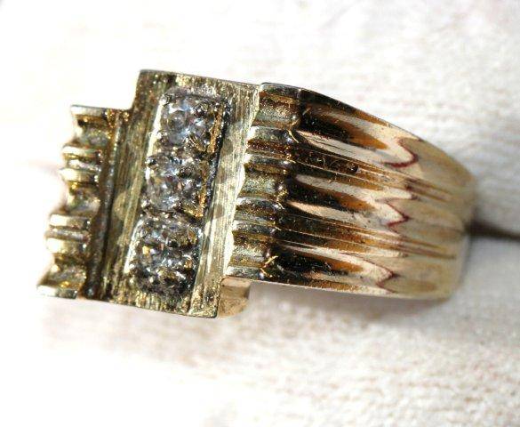 ELEGANT GOLDTONE RING - CLEAR RHINESTONES - SIZE R