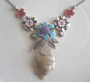 STUNNING ANTIQUE SILVER FLOWER NECKLACE!!
