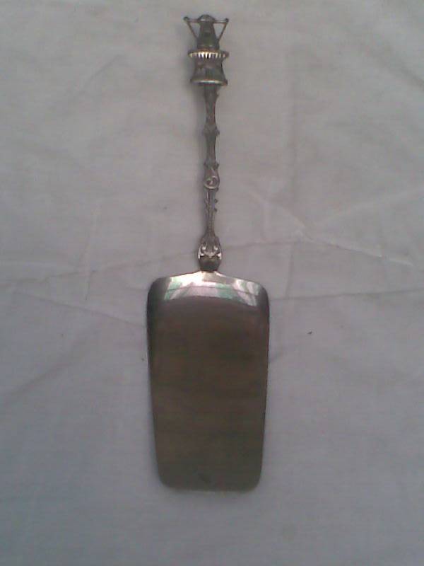 A DUTCH VINTAGE CAKE LIFTER WITH BEAUTIFUL HANDLE DEPICTING A WINDMILL?
