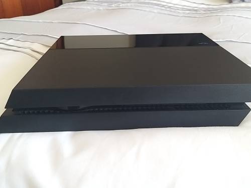 Sony Playstation 4 Console Model CUH-1116A in Excellent Condition + 5 games