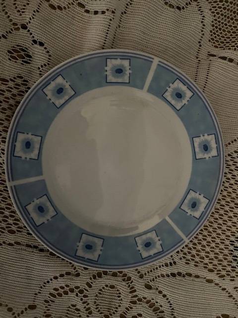 4 x Dainty Daisies dinner plates