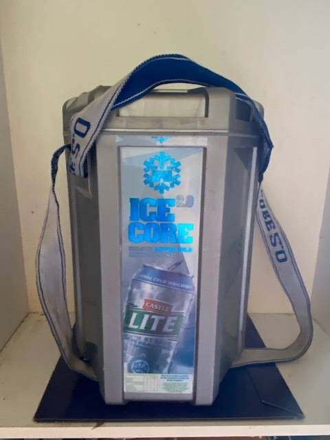 ICE CORE 12 Can beer cooler.: Stunning item