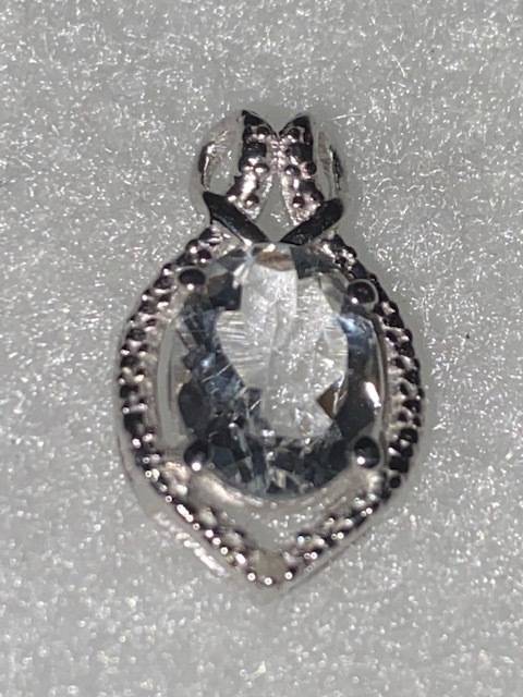 Exquisite Sterling Silver Topaz and Diam,ond pendant, 2,88 ct