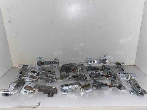 16 Cupboard hinges in good condition: Bid per hinge