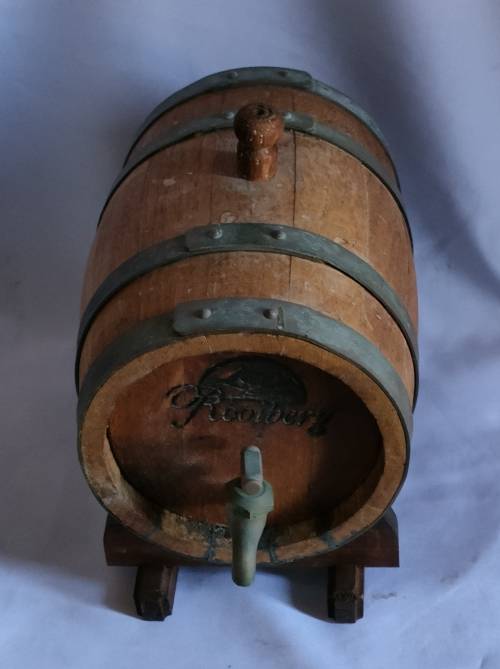 Very Old Vintage Oak Wine barrel on stand   Very good condition: SHIPPING R30 ONLY