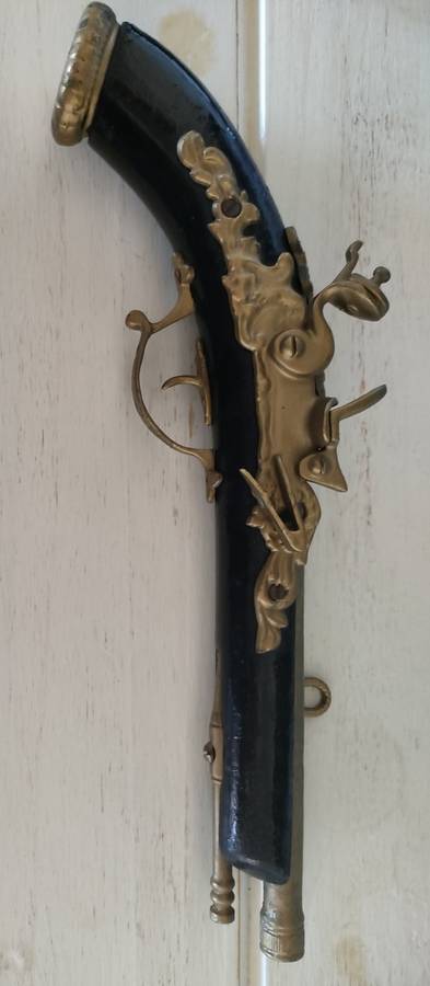 Flintlock pistol reproduction:In good condition