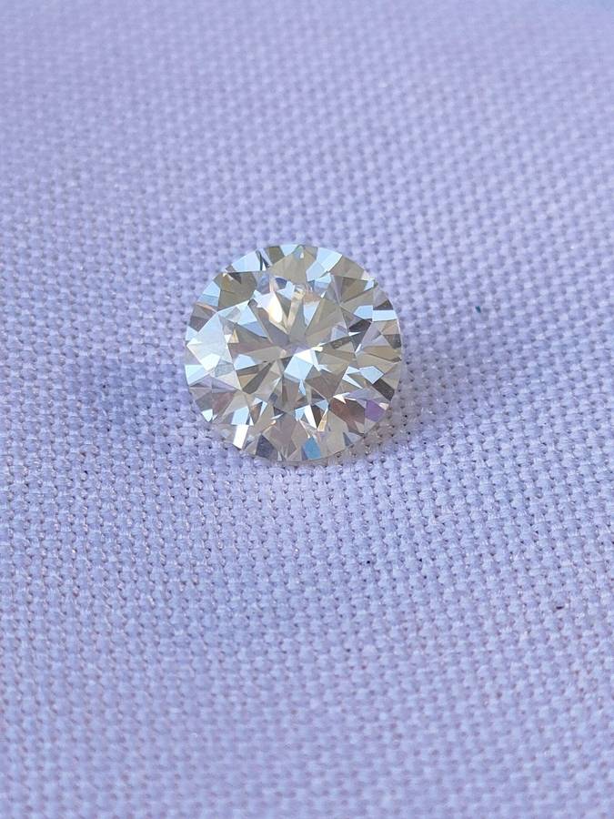 GRA graded Moissanite: 1.0ct carats: Round brilliant cut and VVS clarity