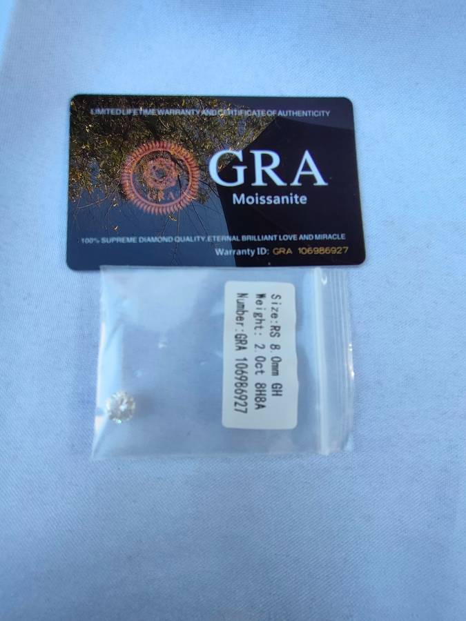 GRA graded Moissanite: 2 carats: Round brilliant cut and VVS clarity