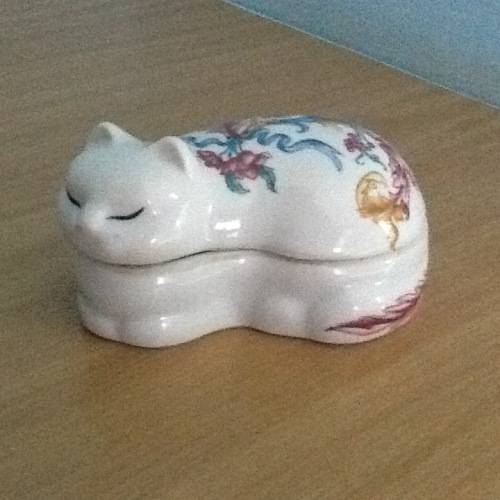 Elizabeth Arden Palais de Versailles Cat shaped trinket box