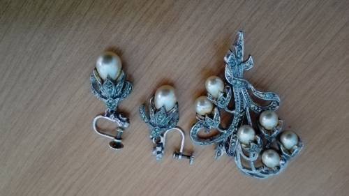 Beautiful vintage marcasite and pearl earings and brooch