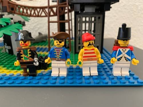 VINTAGE LEGO FORBIDDEN ISLAND- 1989 SET