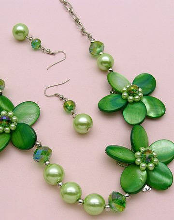 Beautiful, green flower necklace
