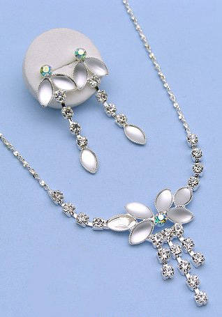 Beautiful and elegant. Timeless necklace and earring set.