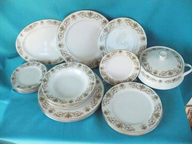 ROYAL CHINA DINNER SET   4 SETTING  ( 18 PIECES)