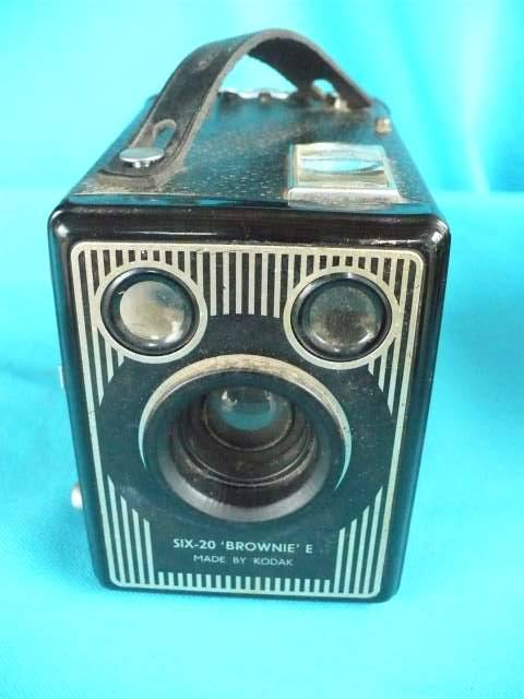 VINTAGE KODAK BROWNIE SIX-20 CAMERA   E