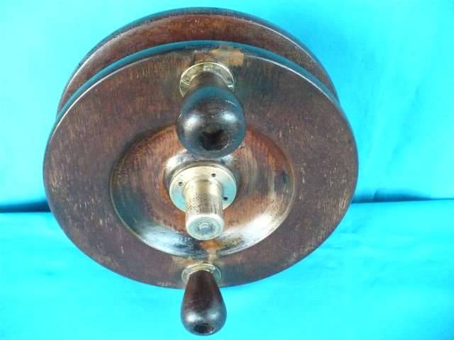 VINTAGE WOOD & BRASS SHARK REEL   DIA 230 MM