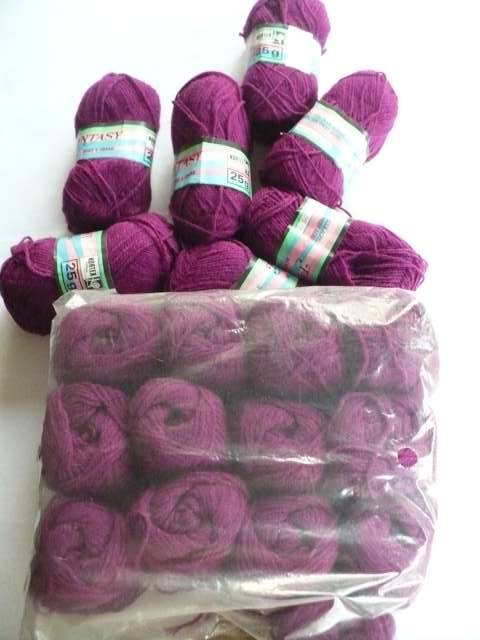 FANTASY  4 PLY   WOOL    20  X 25 GRAM   SHADE MAROON