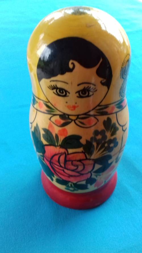 RUSSIAN NESTING DOLLS  SET 0F 6