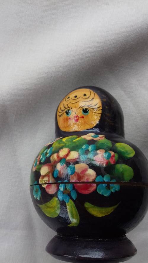 RUSSIAN NESTING DOLLS  SET 0F 4
