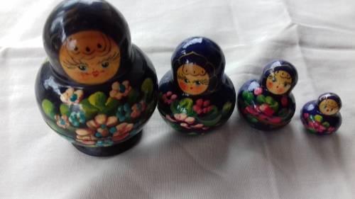 RUSSIAN NESTING DOLLS  SET 0F 4