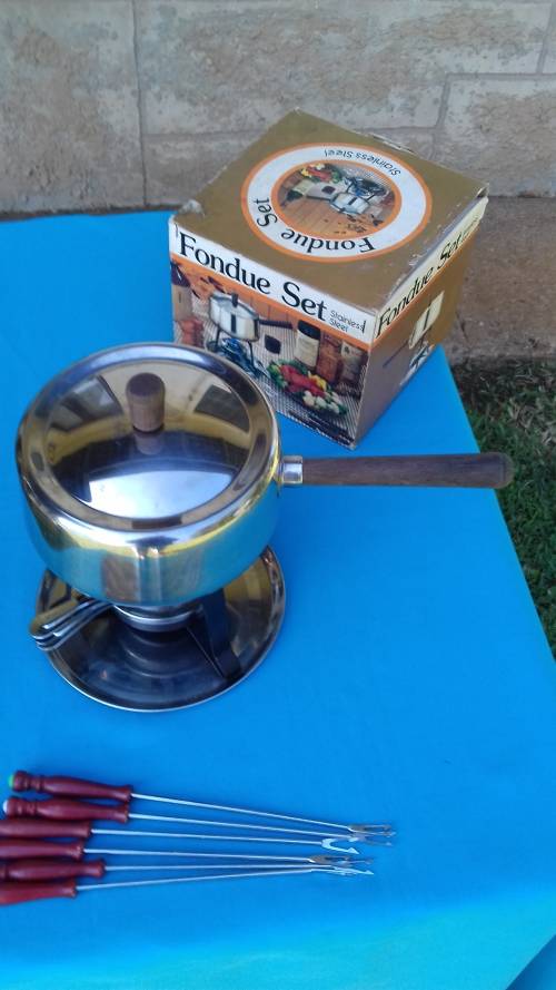 STAINLESS STEEL FONDUE SET  6  FORKS