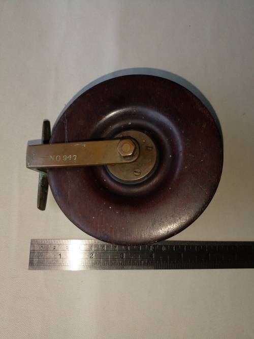 VINTAGE SCARBOROUGH STYLE WOOD AND BRASS 5 INCH FISHING REEL