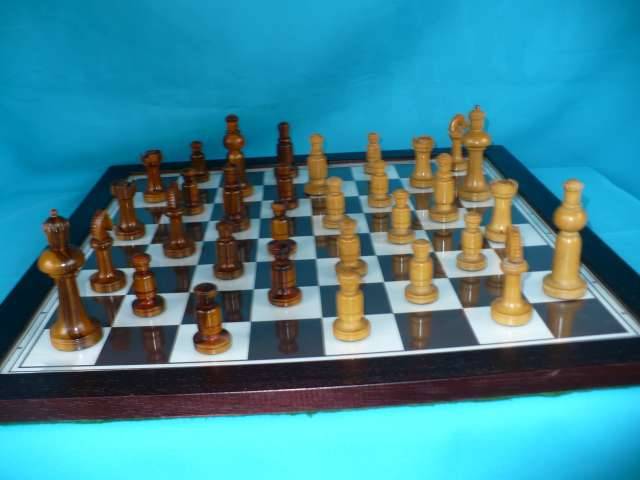 BEAUTIFUL VINTAGE CHESS SET WITH BOARD